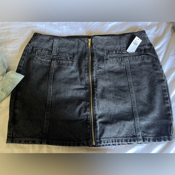 Old Navy denim Mini Skirt - Picture 3 of 7